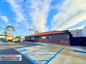 3512-3538 E Chapman Ave, Orange, CA à louer Photo intérieure– Image 1 sur 10