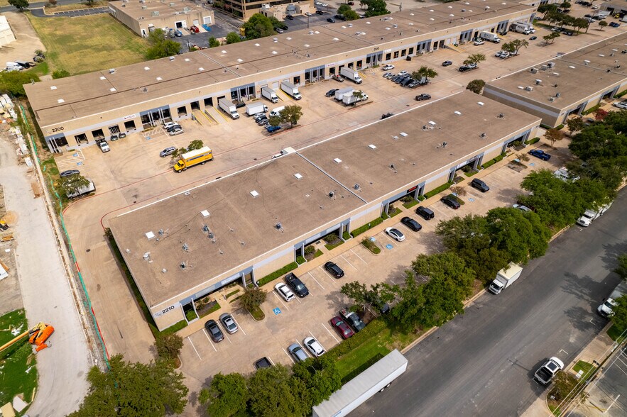 2200 Denton Dr, Austin, TX à louer - Photo de l’immeuble – Image 2 sur 8