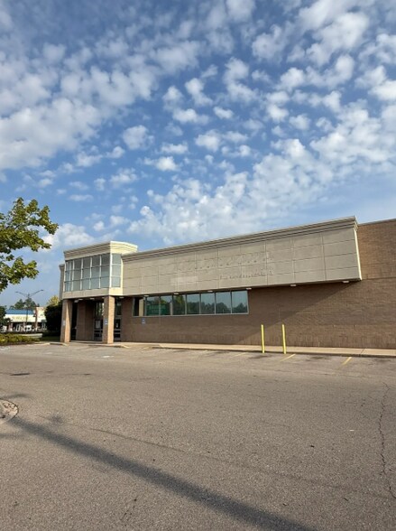 13550 W 9 Mile Rd, Oak Park, MI à louer - Photo de l’immeuble – Image 3 sur 4