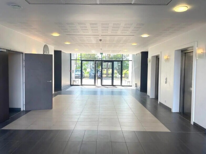Bureau dans SAINT-OUEN-L'AUMONE à louer - Photo de l’immeuble – Image 2 sur 5