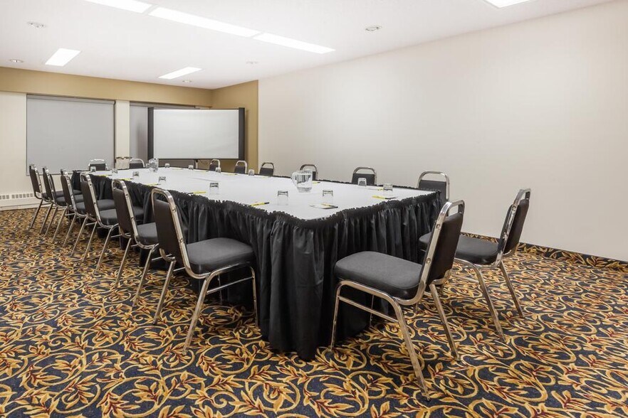 26 Strathmoor Dr, Sherwood Park, AB à louer - Photo de l’immeuble – Image 3 sur 8