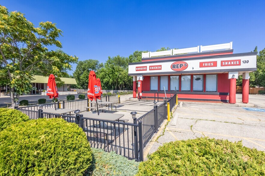 139 N Northwest Hwy, Palatine, IL à louer - Photo de l’immeuble – Image 3 sur 12