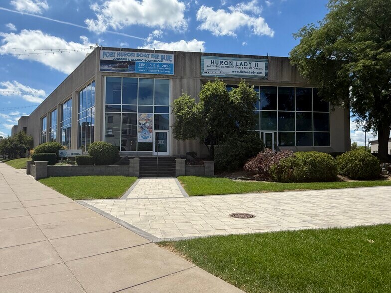 911 Military St, Port Huron, MI à louer - Photo de l’immeuble – Image 1 sur 7
