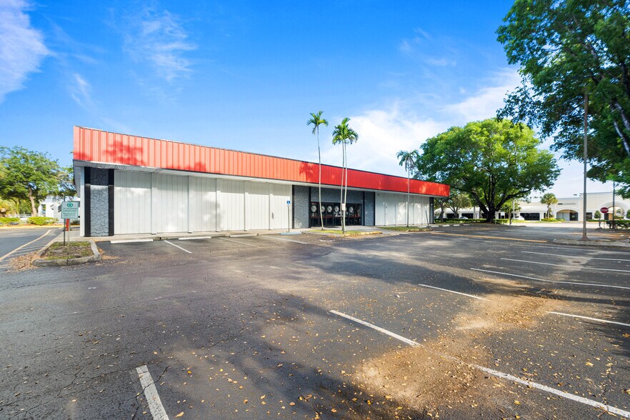 7707 W Commercial Blvd, Tamarac, FL à louer - Photo de l’immeuble – Image 3 sur 15