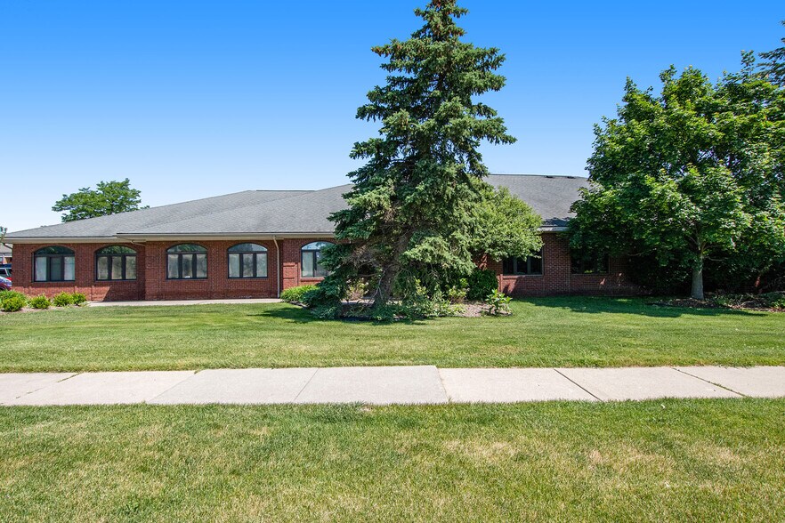 645 Barclay Cir, Rochester Hills, MI à louer - Photo de l’immeuble – Image 1 sur 22