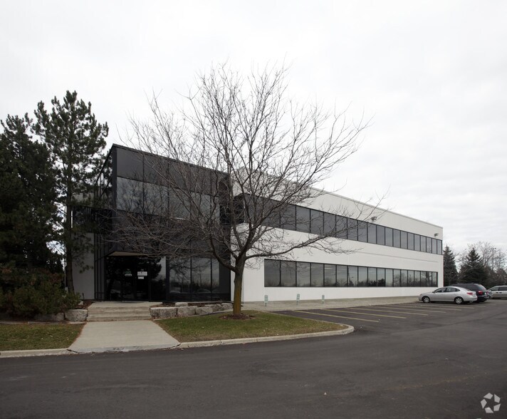 735 Oval Ct, Burlington, ON à louer - Photo de l’immeuble – Image 2 sur 4