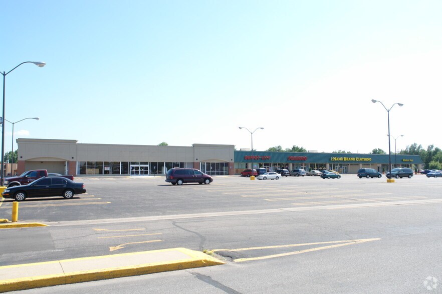 Plaza West Shopping Center portefeuille de 2 biens à vendre sur LoopNet.fr - Photo principale – Image 2 sur 2