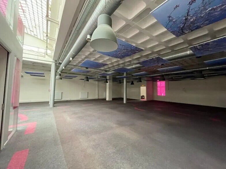 Local d'activités dans Saint-Cloud à vendre - Photo de l’immeuble – Image 2 sur 5