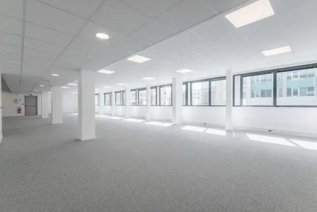 Bureau dans Levallois-Perret à louer - Photo de l’immeuble – Image 1 sur 7