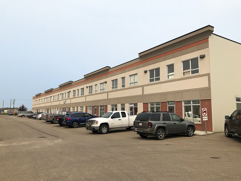 13163 156 St NW, Edmonton, AB à vendre - Photo de l’immeuble – Image 3 sur 18