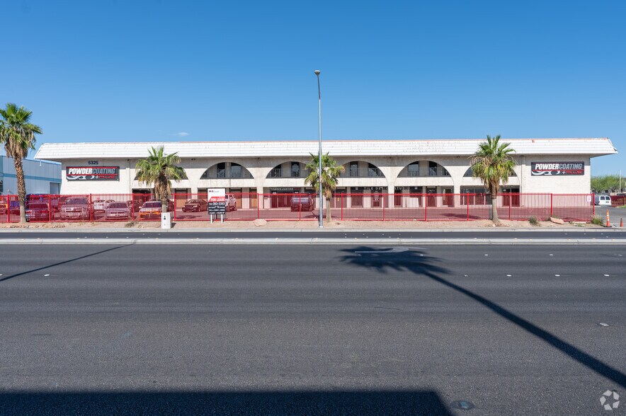 5325 S Valley View Blvd, Las Vegas, NV à louer - Photo de l’immeuble – Image 3 sur 14