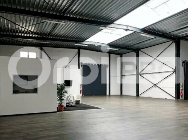 Industriel/Logistique dans Roncq à louer - Photo de l’immeuble – Image 1 sur 4
