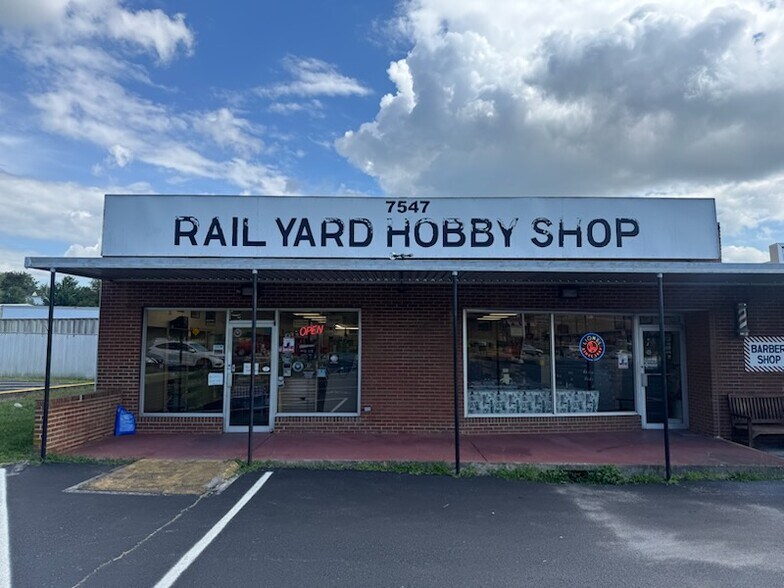 7547 Williamson Rd, Hollins, VA à louer - Photo de l’immeuble – Image 2 sur 22