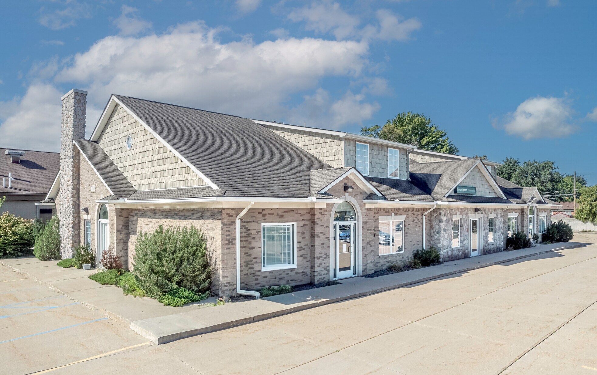 30229 Schoenherr Rd, Warren, MI à louer Photo principale– Image 1 sur 4