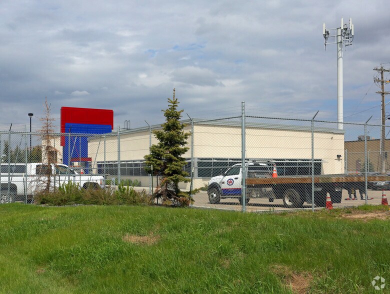 9520 42 Ave NW, Edmonton, AB à louer - Photo de l’immeuble – Image 2 sur 3