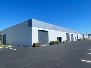 1243 W 52nd St, Mangonia Park, FL à louer Photo de l’immeuble– Image 1 sur 1