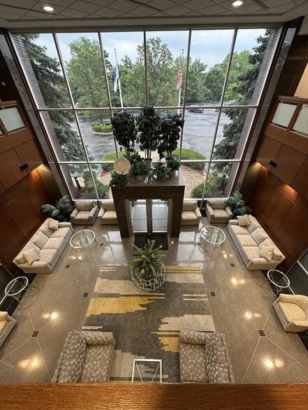 8330 Allison Pointe Trl, Indianapolis, IN à louer - Photo de l’immeuble – Image 3 sur 11