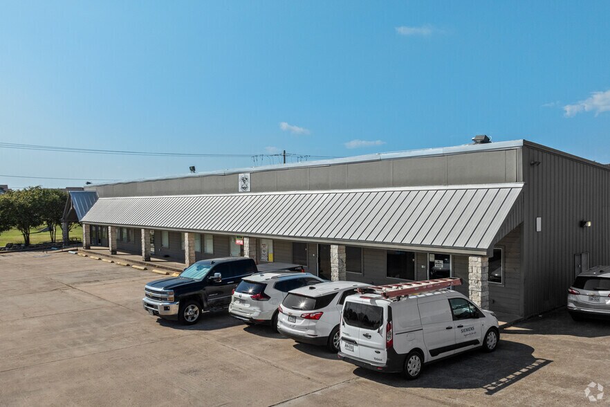 2900-2908 Finfeather Rd, Bryan, TX à vendre - Photo principale – Image 1 sur 22