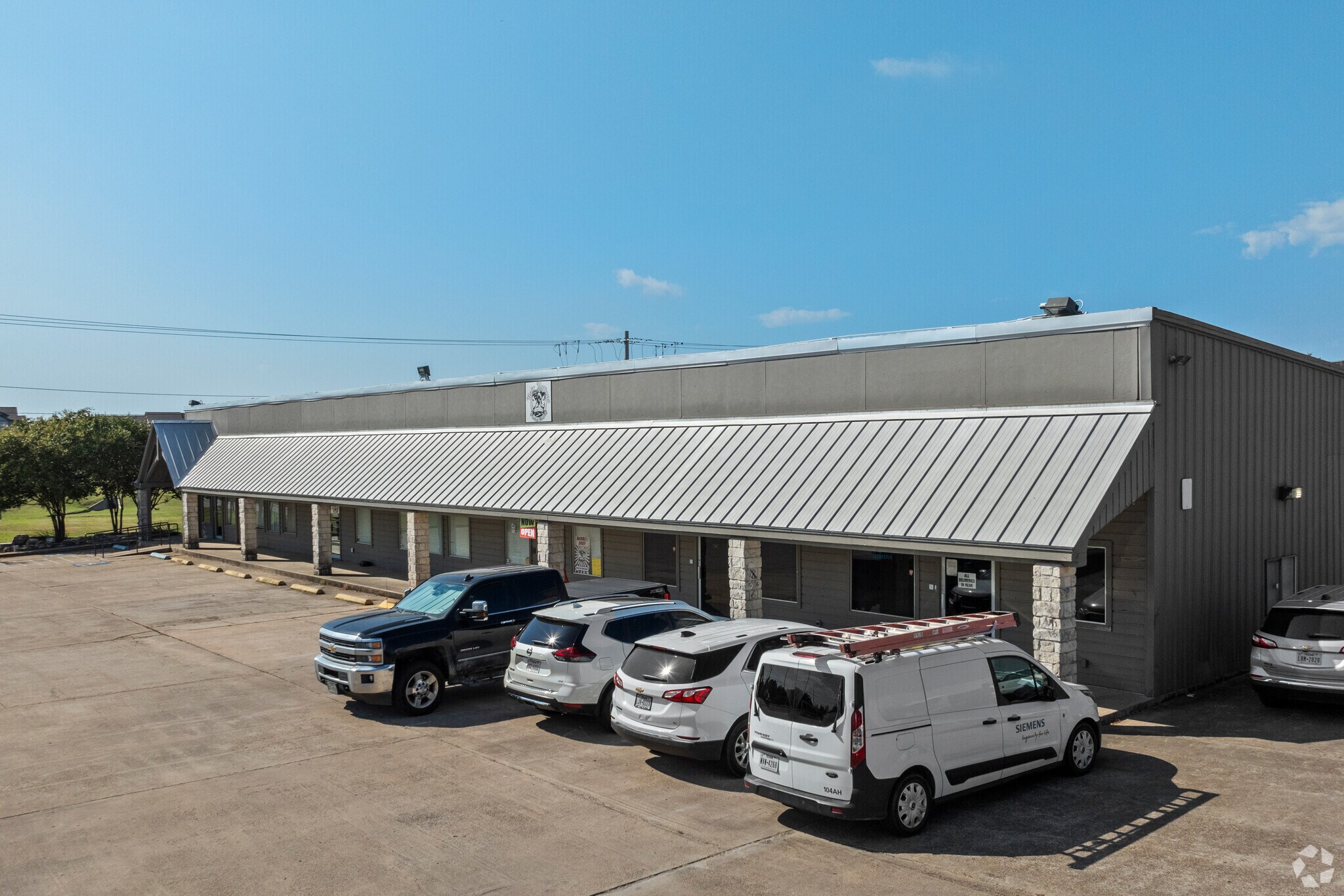 Finfeather Plaza portefeuille de 4 biens à vendre sur LoopNet.fr Photo de l’immeuble– Image 1 sur 24