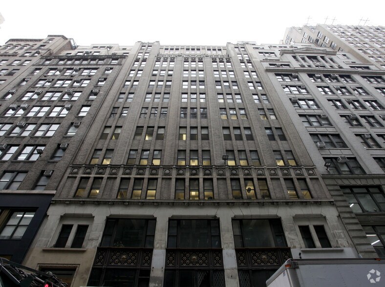 256 W 38th St, New York, NY à louer - Photo de l’immeuble – Image 2 sur 11