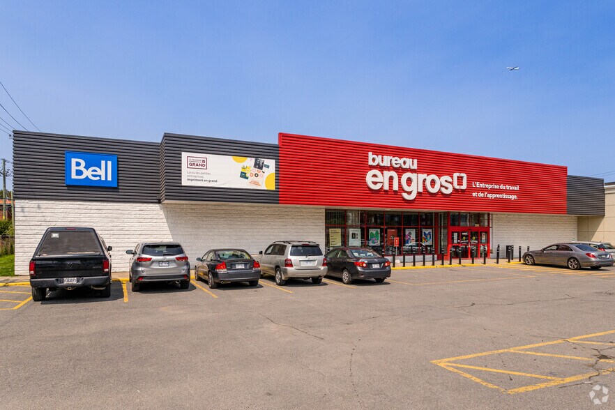 4625-4679 Rue Jean-Talon E, Saint-leonard, QC à louer - Photo de l’immeuble – Image 2 sur 6