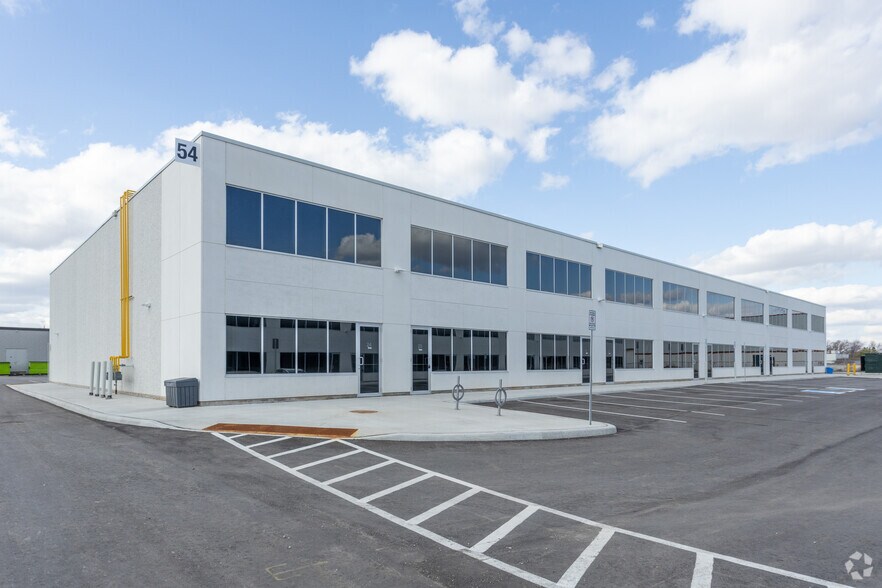 54 Steeles Ave E, Milton, ON à louer - Photo principale – Image 1 sur 2