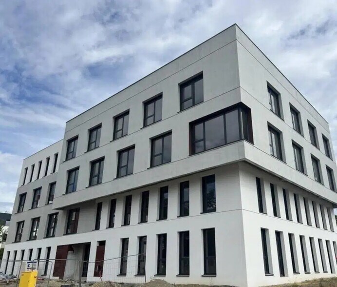 Bureau dans Chartres-de-Bretagne à louer - Photo de l’immeuble – Image 1 sur 12