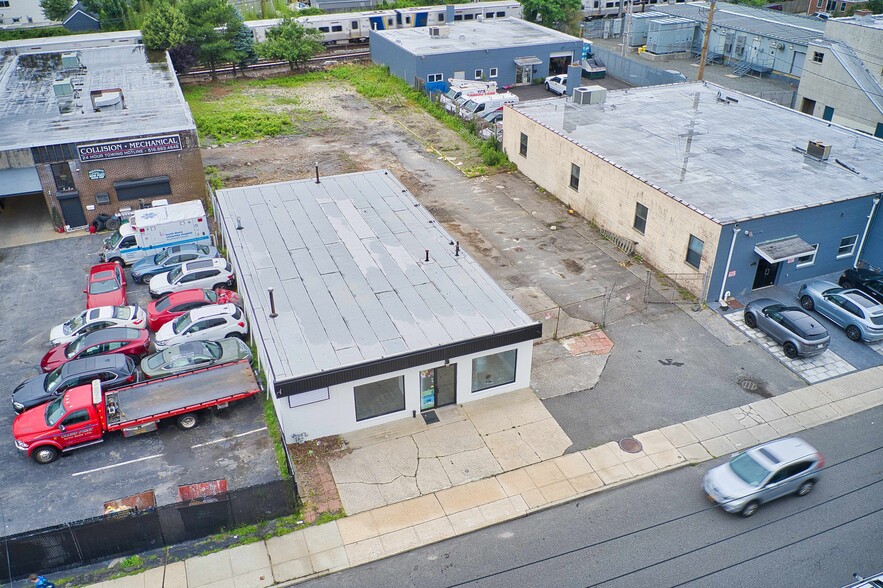 88 S Bayles Ave, Port Washington, NY à vendre - Photo de l’immeuble – Image 2 sur 18