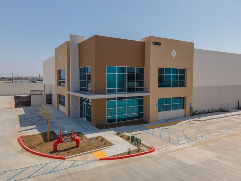 13890 Old 215 Frontage Rd, Moreno Valley, CA à vendre - Photo de l’immeuble – Image 1 sur 2