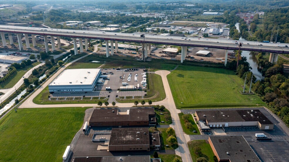 Cloverleaf Pky, Valley View, OH à vendre - Photo de l’immeuble – Image 2 sur 4