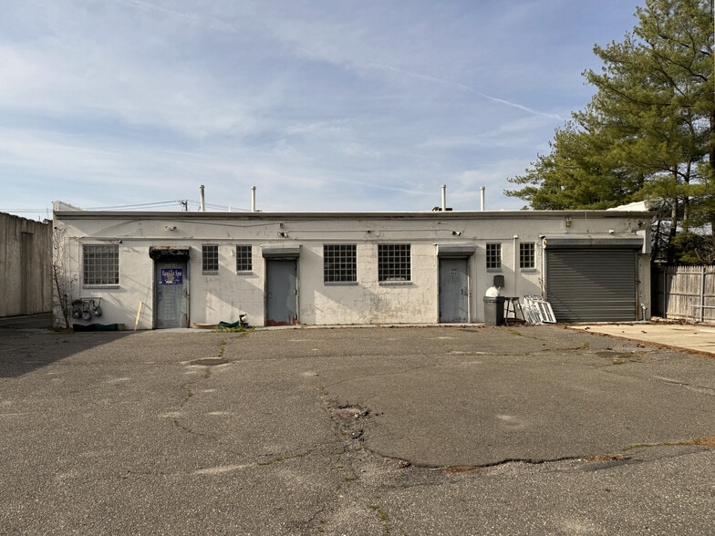 2068 Jericho Tpke, East Northport, NY à vendre - Photo de l’immeuble – Image 2 sur 2