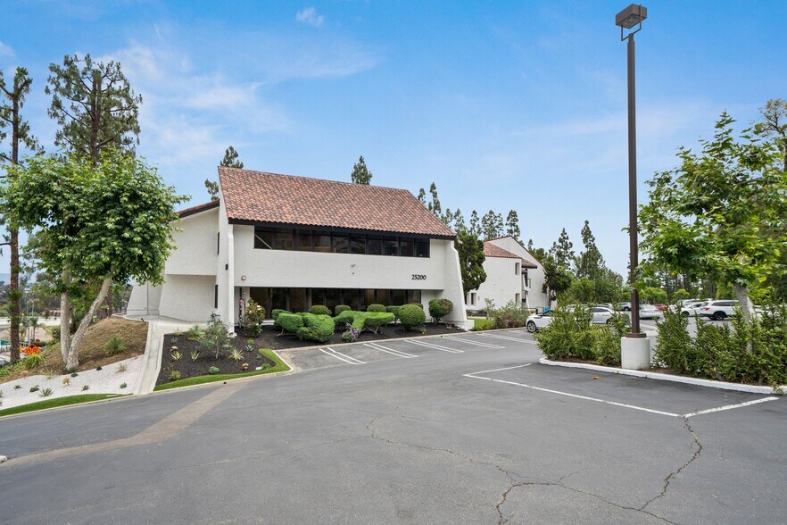 25200 La Paz Rd, Laguna Hills, CA à louer - Photo de l’immeuble – Image 2 sur 13