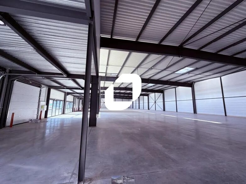 Local d’activités dans Fontanil-Cornillon à louer - Photo de l’immeuble – Image 3 sur 9