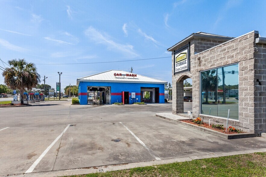 Laundromat and Car Wash for Sale portefeuille de 2 biens à vendre sur LoopNet.fr - Photo de l’immeuble – Image 2 sur 4