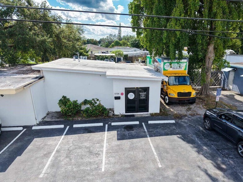 5738 Hallandale Beach Blvd, West Park, FL à vendre - Photo de l’immeuble – Image 3 sur 18