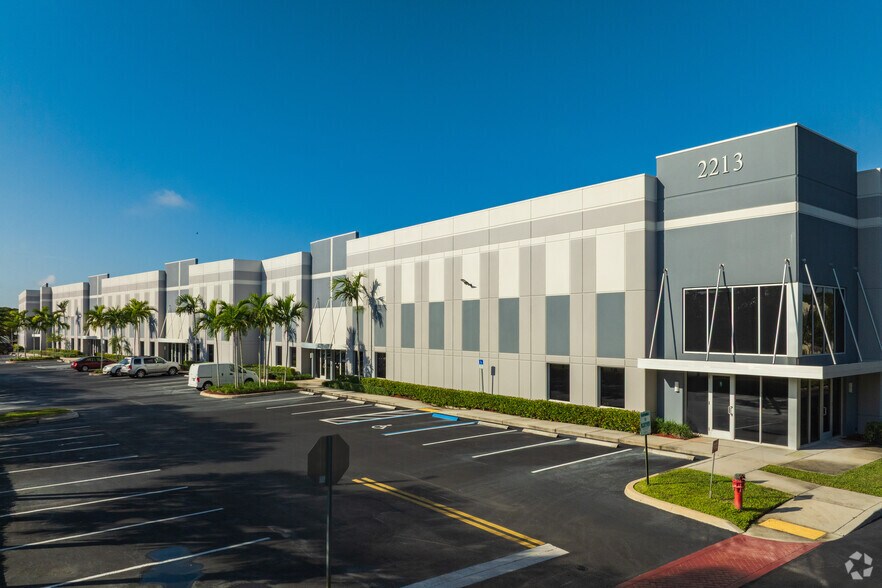 2213 Vista Pky N, West Palm Beach, FL à louer - Photo de l’immeuble – Image 1 sur 5