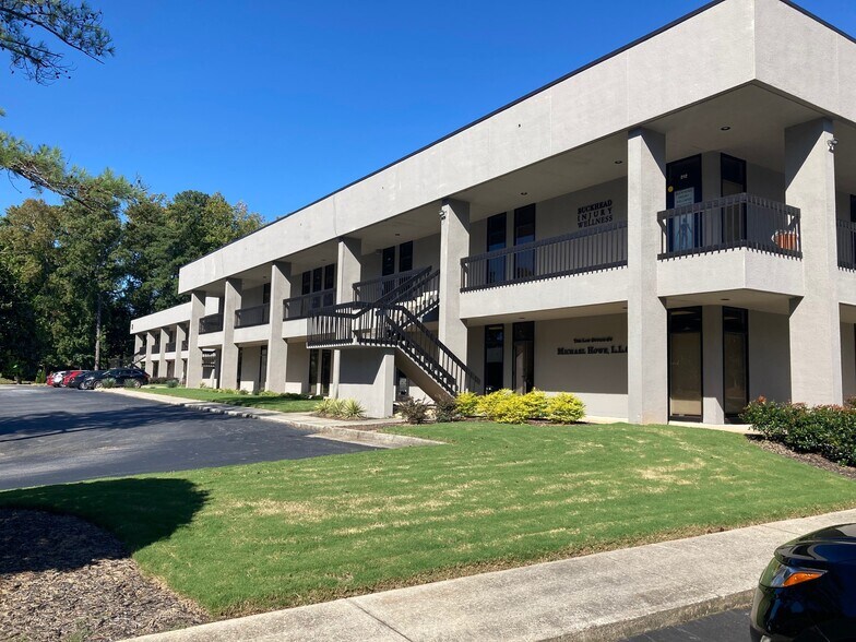 5825 Glenridge Dr NE, Sandy Springs, GA à louer - Photo principale – Image 1 sur 26