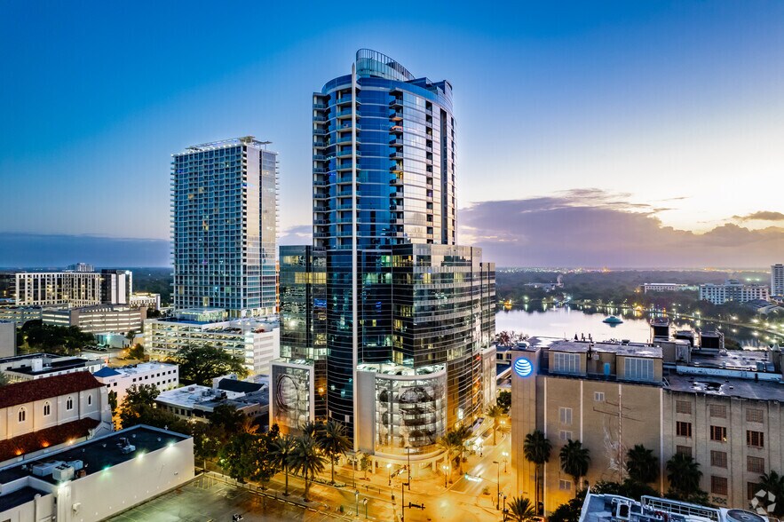 111 N Magnolia Ave, Orlando, FL à louer - Photo de l’immeuble – Image 2 sur 18