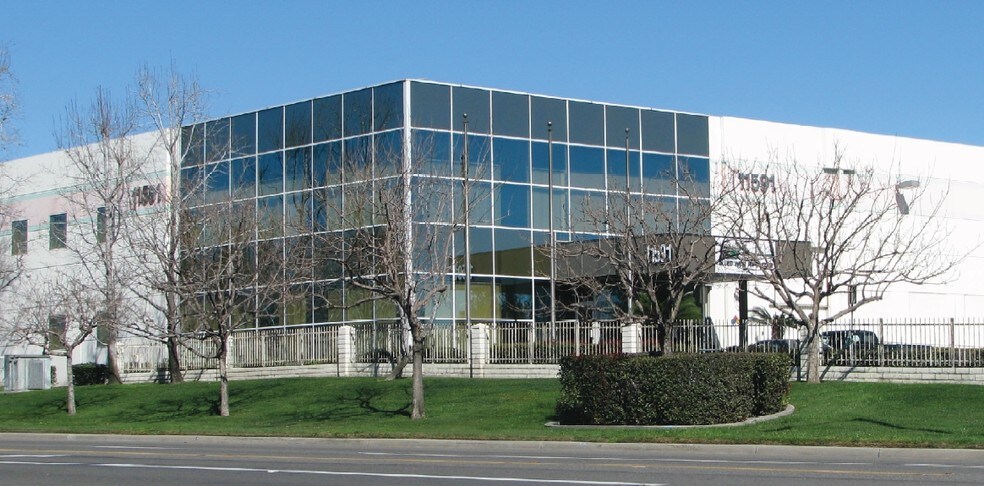11591 Etiwanda Ave, Fontana, CA à louer - Photo de l’immeuble – Image 2 sur 4