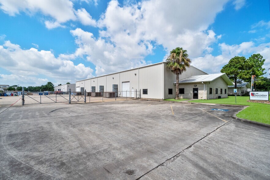 5119 Hiltonview Rd, Houston, TX à louer - Photo de l’immeuble – Image 1 sur 47