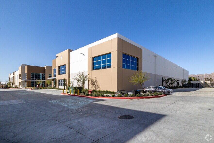 13860 Old 215 Frontage Rd, Moreno Valley, CA à vendre - Photo de l’immeuble – Image 2 sur 6