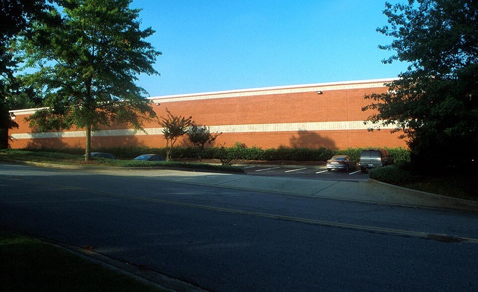 1230 Kennestone Cir, Marietta, GA à louer - Photo de l’immeuble – Image 2 sur 6