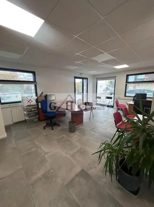 Bureau dans Villeneuve-le-Roi à louer Photo de l’immeuble– Image 1 sur 5