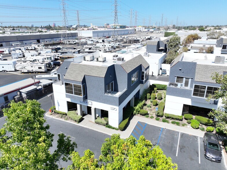 1570 N Batavia St, Orange, CA à vendre - Photo de l’immeuble – Image 1 sur 3