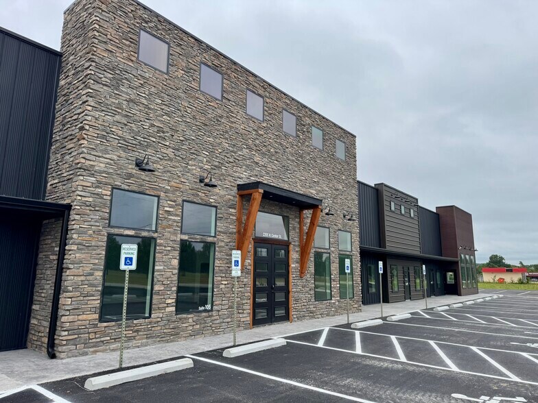 2355 Center St, Fayetteville, AR à louer - Photo de l’immeuble – Image 3 sur 11