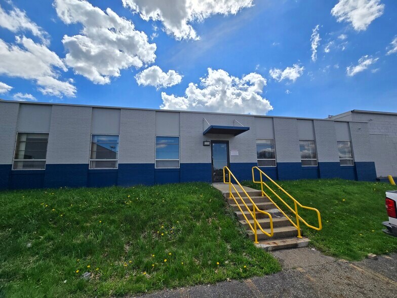 557 E Tallmadge Ave, Akron, OH à louer - Photo de l’immeuble – Image 3 sur 16