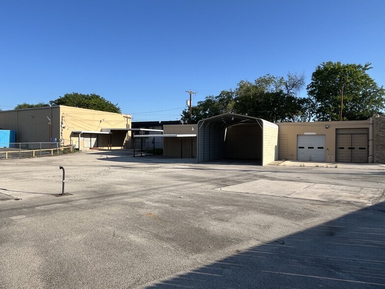 2502 Harry Wurzbach Rd, San Antonio, TX à vendre - Photo de l’immeuble – Image 1 sur 23