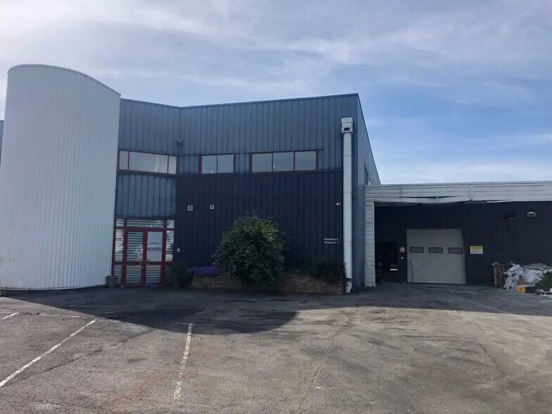 Local d’activités dans Goussainville à louer - Photo de l’immeuble – Image 2 sur 7