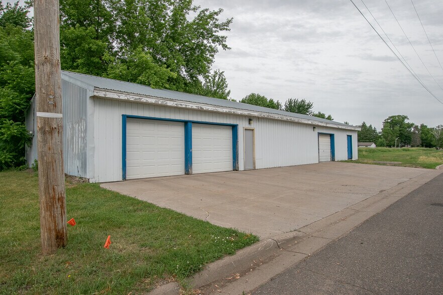 XXX Elmhurst Ave, Braham, MN à vendre - Photo de l’immeuble – Image 1 sur 14