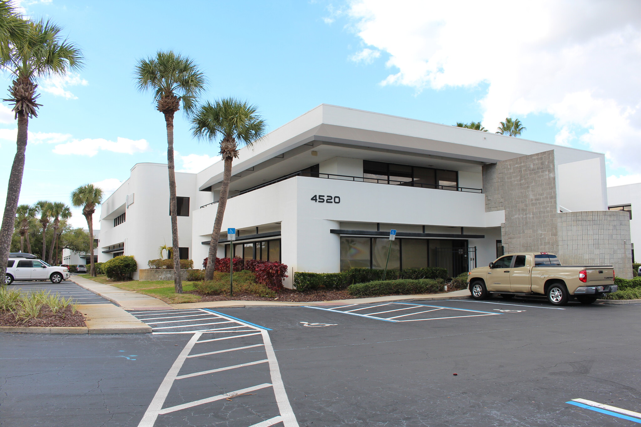 4524 Oak Fair Blvd, Tampa, FL à louer Photo de l’immeuble– Image 1 sur 10